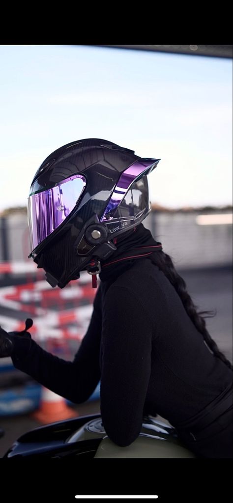 Motorcycle Babe Biker Chic, Bike Helmet Women, Motorbikes Women, Purple Motorcycle, Biker Girl Outfits, Motorcycle Helmet Design, Womens Motorcycle Helmets, Biker Helmets, Cool Motorcycle Helmets