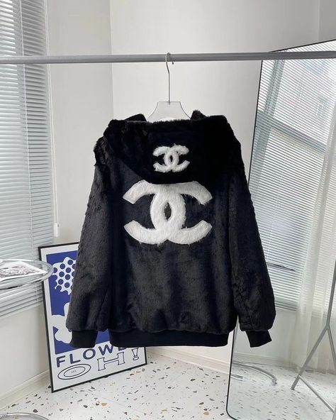 Chanel T Shirt, Chanel Sweater, Female Clothes Outfits, Fashion Airport, Girly Fits, Christian Yu, Chanel Outfit, Sports Wear Women, Chanel Jacket