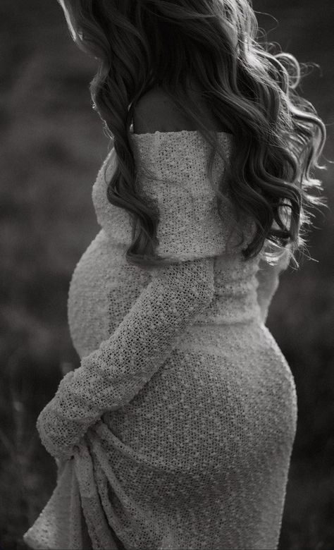 Winter Maternity Pictures Ideas, Maternity Photography Snow Winter, Maternity Bump Pictures, Maternity Photography Poses Sitting, Maternity Photography Cold Weather, Outside Maternity Pictures Winter, Maternity Photos Christmas, Maternity Photography Poses Winter, Winter Maternity Shoot Outfits