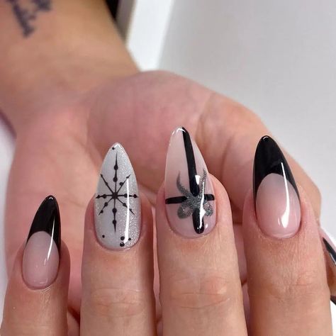 Gel X New Years Nails, Black Christmas Nail Art, Black Christmas Nail Ideas, Black Christmas Nails Designs, Black And White Holiday Nails, Christmas Nails Red And Black, Winter Acrylic Nails Ideas, Black Nails With Snowflakes, Christmas Nails Black And White