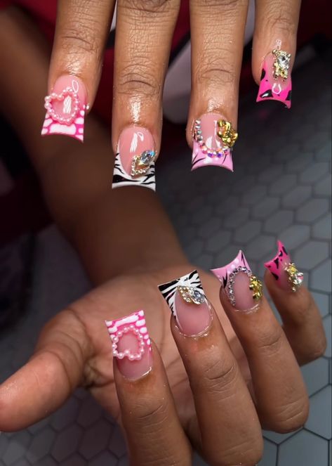 Shorties Nails Coffin, Y2k Nails Acrylic Short Pink, Short Nail Freestyle, Short Duck Nails With Charms, Short Duck Nails Acrylic Y2k, Y2k Short Junk Nails, Pink Duck Nails Acrylic, Cute Short Duck Nails, Baddie Duck Nails