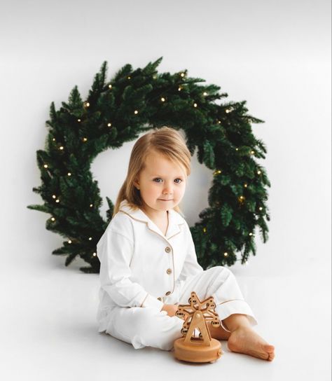 Christmas Home Photography, Christmas Photoshoot White Background, White Backdrop Christmas Photoshoot, Minimalistic Christmas Photoshoot, Christmas Wreath Photoshoot, Minimalist Christmas Photoshoot, Kids Christmas Photoshoot Ideas, Christmas Toddler Photoshoot, Simple Christmas Photoshoot