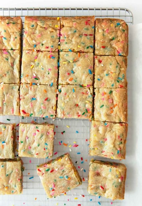 No Bake Blondies, Cake Batter Blondie Cookies, Blondie Brownies Easy, Dessert Recipes Blondies, Funfetti Traybake, Funfetti Bars Recipes, Pioneer Woman Confetti Blondies, Frosted Blondies Recipe, Thick Blondies Recipe