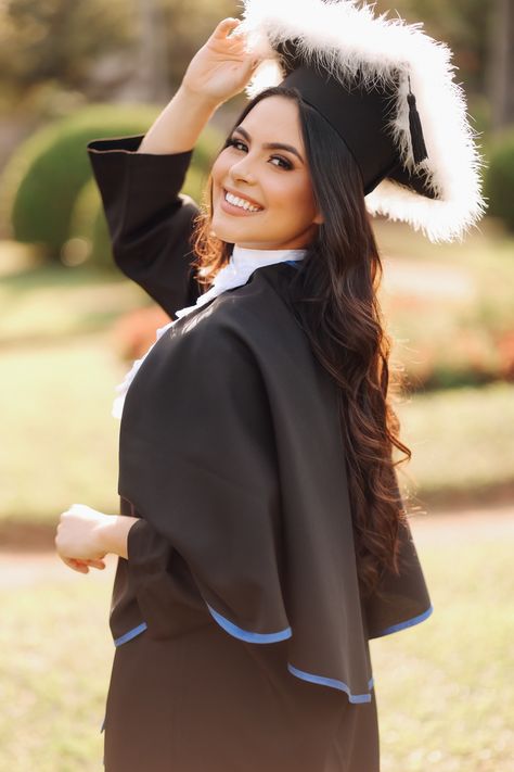 Formaturas - Ensaio de Formatura - Isabelly Valim - DMAE University Graduation Outfit, Graduation Look, Most Paused Movie Scenes, Graduation Photography Poses, Graduation Poses, Graduation Picture Poses, Grad Photoshoot, Business Photoshoot, Graduation Hairstyles