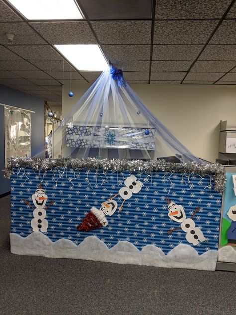 Frozen inspired cubicle decoration. Let it Snow! Christmas Cubical Decor, Winter Wonderland Cubicle, Cubicle Christmas Decorations Contest, Gingerbread Office, Christmas Cubicle, Cubicle Ideas, Christmas Cubicle Decorations, Cubicle Office, Cubicle Decor Office