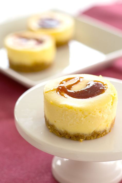 These tropical mini guava cheesecakes taste as good as they look! Perfect ending for a Puerto Rican or Cuban dinner! Cuban Desserts, Sweet Bites, Quick Easy Desserts, Cheesecake Desserts, Cuban Recipes, Sweet Potato Pie, Party Needs, How Sweet Eats, Cookie Desserts