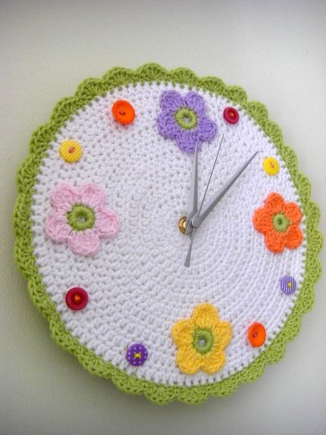 .I sooo wanna make this! Crochet Wall Art, Crochet Wall Hangings, Crochet Decoration, Crochet Home Decor, Crochet Flower Patterns, Yarn Projects, Button Crafts, Crochet Art, Crochet Home