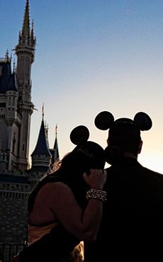 *Official Disney wedding/engagement website photo inspiration. Couples Disney, Disney Picture Ideas, Disney Engagement, Disney Parque, Disney Couple, Disneyland Photos, Disney Photo Ideas, Disney World Pictures, Disney Pics