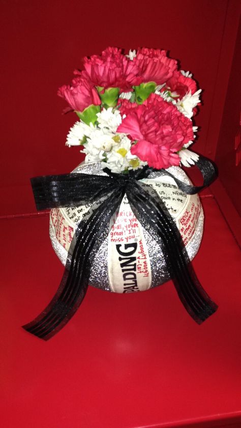 Volleyball vase! Volleyball Locker Decorations, Volleyball Senior Night Gifts, Volleyball Crafts, Senior Table, Volleyball Locker, Volleyball Senior Night, Sports Ideas, Flower Boquet, Senior Night Gifts