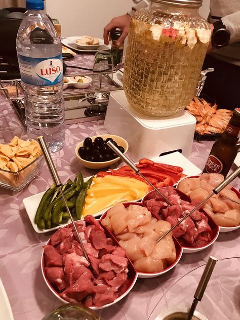 Raclette Party Decoration, Table Raclette, Raclette Ideas, Raclette Party, Party Essen, Ladies Night, Easy Snacks, Cheese Board, Dinner Party