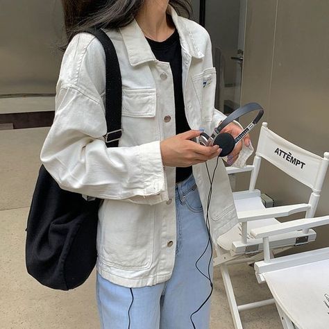 Cream Jacket Outfit, White Denim Jacket Outfit, Denim Jacket Outfit Women, Long Jacket Outfit, White Jacket Outfit, White Long Jacket, Denim Jacket Long, Girls Outwear, Outfit Korean Style