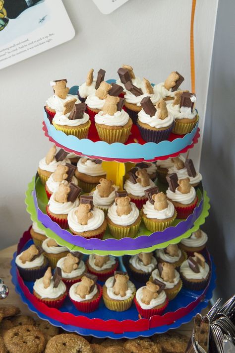 Mini S’mores cupcakes topped with teddy cookies for a Corduroy themed birthday party Smores Ideas, Mini Smores, Teddy Cookie, Smore Recipes, Smores Cupcakes, Teddy Grahams, Warm Chocolate, Bear Theme, Special Kids