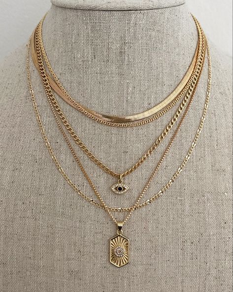 Gold Jewelry Aesthetic Outfit, Aesthetic Assecories, Neackles Aesthetic, Gold Necklace Aesthetic, Aesthetic Gold Necklace, Environment Background, Gold Layering Necklaces, Layered Gold Necklaces, Pretty Jewelry Necklaces