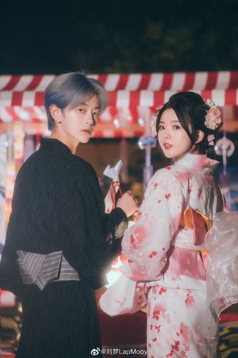 Pose Base, Cosplay Couple, Japanese Couple, Holi Photo, Friendship Photoshoot, Japanese Festival, Kimono Japan, Couple Poses Reference, People Poses