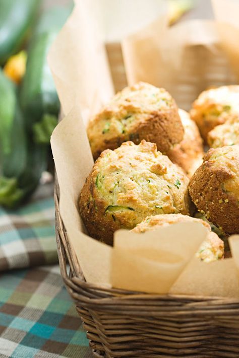 Zucchini Parmesan Muffins with Fresh Mozzarella and Ham Fillings Parmesan Zucchini, Cheese Snacks, Fresh Mozzarella, Yummy Cupcakes, Soul Food, I Love Food, All You Need Is, Finger Foods, Brunch Recipes