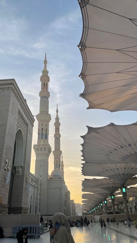 Madinah, mosque, sky, warm Madina Aesthic Pic, Madinah Sunset, Madinah Aesthetic, Wallpaper Ramadhan, Beautiful Tumblr, Medina Mosque, Mosque Art, Mecca Wallpaper, Beautiful Mosques