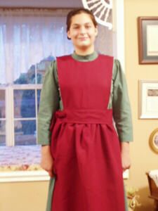 how to make a plain Amish style apron Homestead Clothing, Amish Clothes, Amish Dress, Mennonite Dress, Amish Clothing, Plain Apron, Amish Lifestyle, Apron Pattern Free, Amish Style