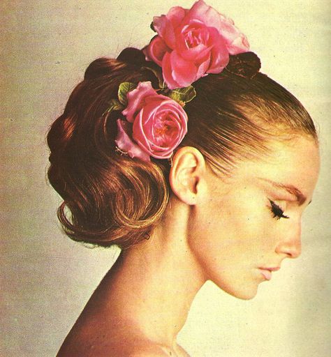 Model photographed by Scoop-Bourdin for the Beauty Editorial with a hairstyle created by Elizabeth Arden.  French Fashion Magazine: Jardin des Modes,November 1967. Bridesmade Hair, Formal Hairstyles For Short Hair, Flower Scrunchie, Bride Updo, Flowers In Her Hair, Wedding Hair Flowers, Trendy Flowers, Wedding Hairstyles Updo, Fancy Hairstyles