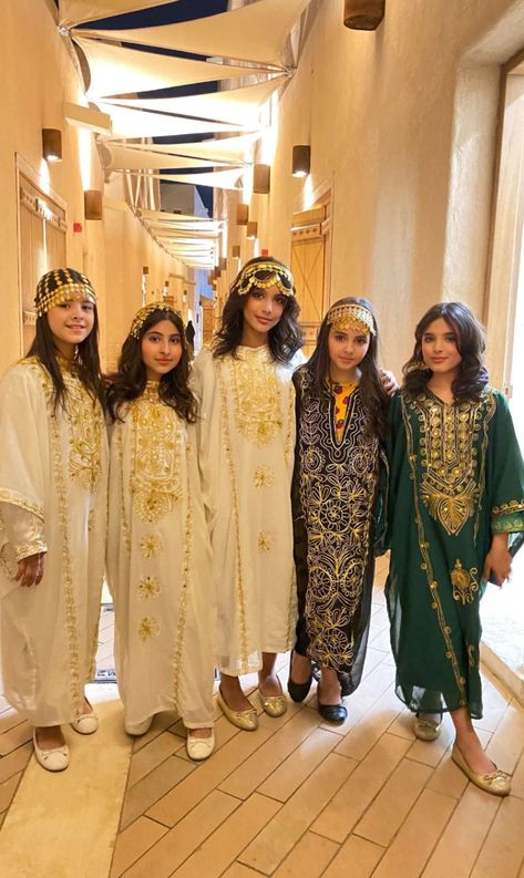 Arabic Night Outfit, Bahrain Clothes, Emirati Fashion, Emirati Dress, Saudi Arabia Clothing, Arabian Nights Dress, Asian Core, Arabic Night, Saudi Traditional