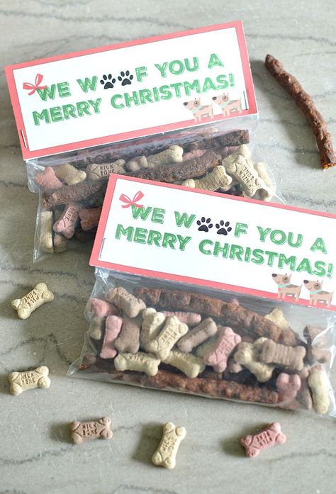 Looking for ideas for Christmas gifts for dogs? This easy dog Christmas gift idea includes a free printable bag topper for dog treats to spoil your pup. Christmas Dog Treats, Cheap Christmas Gifts, Cheap Christmas, Meowy Christmas, Dog Christmas Gifts, Diy Dog, Dog Treat, Homemade Christmas Gifts, Diy Dog Stuff