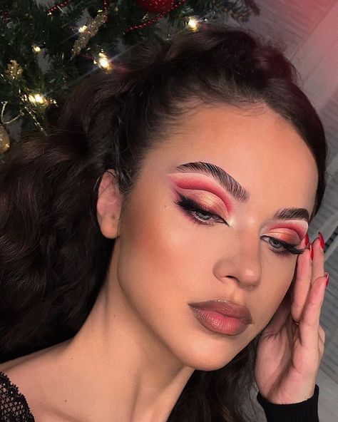 Natural Makeup Prom, Makeup Looks Cut Crease, Cut Crease Makeup Looks, Red Cut Crease, Natural Fall Makeup, Makeup Looks To Recreate, Full Cut Crease Eye Makeup, Inner Crease Eyeshadow, Maquillaje Cut Crease