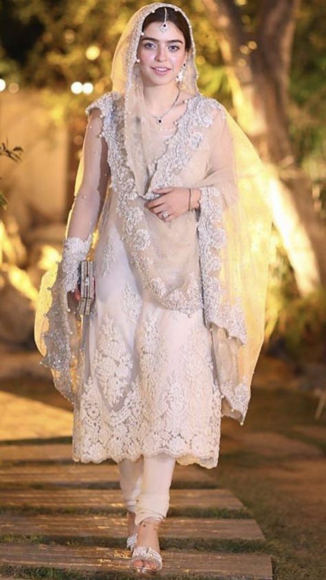 Beauty in simplicity Pakistani Engagement Dresses, Pakistani Engagement, Dress For Engagement, Pakistan Dress, Nikah Dress, Shadi Dresses, Stile Hijab, Pakistani Formal Dresses, Desi Wedding Dresses