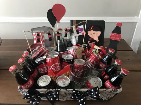 Coke Cola Gifts Diy, Coke Presents Gift Ideas, Coke Gift Ideas, Coca Cola Gift Ideas, Coke Gifts, Diy Mother's Day Gift Basket, Coca Cola Gifts, Coca Cola Party, Theme Baskets