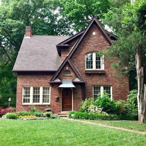 I’ve always loved this cozy brick house in Elizabeth. #house #charlotte #architecture A Frame Brick House, Green House Red Brick, Small Brick House Plans, Cozy House Design Exterior, Cute Brick House, Small Brick House Exterior, Small Brick Cottage, Cozy Brick House, Small Brick House