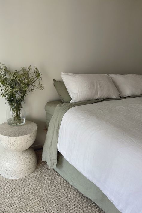 Green Sheets White Duvet, Green Bed Cover Aesthetic, White And Sage Green Bedding, White Bed Green Sheets, Sage Green Linen Bedding, Dreamy White Bedroom, Sage Green And White Aesthetic, White Linen Bedroom, Sage Sheets