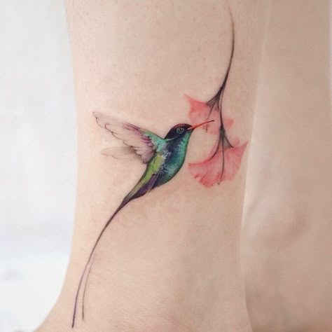 Hummingbird Tattoo Meaning, Hummingbird Flower Tattoos, Tattoo Hummingbird, Small Hummingbird Tattoo, Bird Tattoos For Women, Tato Minimal, Tasteful Tattoos, Hummingbird Art, Tatuaje A Color