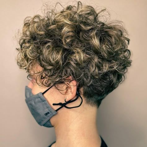 Short Curly Pixie with Highlights Curly Pixie With Undercut, Pixie Cut Curly Hair, Pixie Cut With Highlights, Short Curly Cuts, Curly Pixie Cut, Short Permed Hair, Short Curly Hairstyles For Women, Curly Pixie Hairstyles, Short Curly Pixie