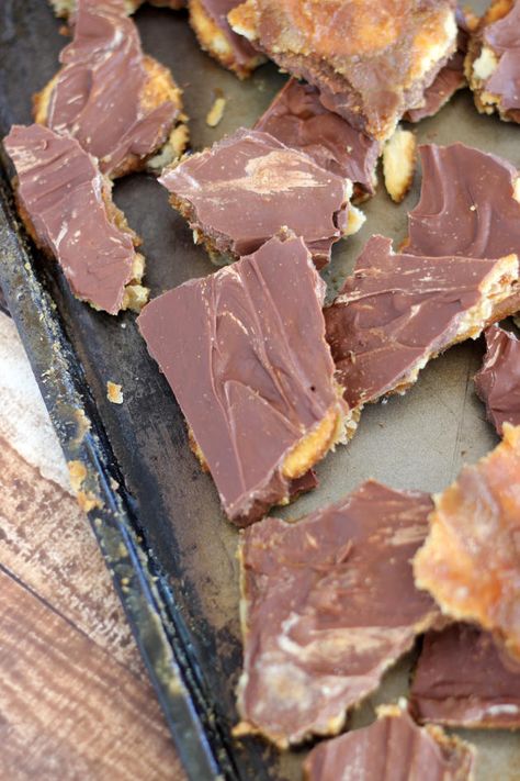 Peanut Butter Toffee Bars combines two flavors that go perfectly together. An addictive snack! Ritz Cracker Candy, Peanut Butter Toffee, Ritz Cracker Toffee, Toffee Bars Recipe, Peanut Butter Crackers, Cracker Candy, Toffee Candy, Cracker Toffee, Ritz Cracker