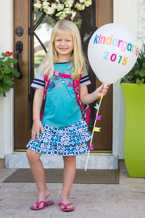 Make First Day of School Balloons School Photo Ideas, 1st Day Of School Pictures, School Balloons, First Day Of School Photos, First Day Of School Photo, Kindergarten Outfit, Teacher Picture, Kindergarten Photos, Kindergarten Pictures