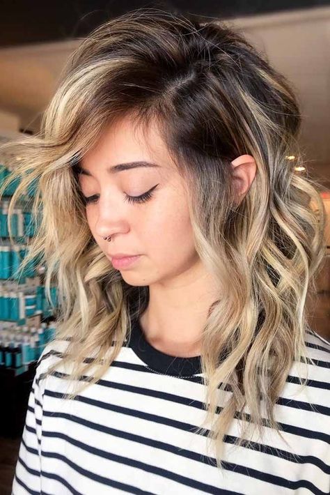 Bob Pendek, Blonde Ombre Hair, Chestnut Hair, Long Shag Haircut, Short Hair Balayage, Short Wavy Hair, Curly Hair With Bangs, Shag Haircut, Side Bangs