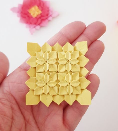 Diy paperflower Papercraft tutorial howto Flower Tessellation, Tessellation Origami, Origami Tiles, Origami Tesselations, Origami Hydrangea, Origami Idea, Origami Tessellation, Folded Stars, Tessellation Art