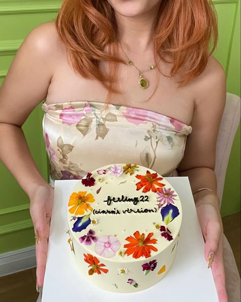 birthday, cake, birthday cake, floral cake, flowers, aesthetic, 22, french style, fancy restaurant, redhead, feeling 22 Birthday Cake Aesthetic Floral, Floral Aesthetic Cake, Birthday Cakes 22 Years Old, Birthday Cake Feeling 22, Birthday Brunch Cake, Cake Ideas 22 Birthday, Floral Birthday Party Aesthetic, 22 Birthday Cake Aesthetic, Brunch Birthday Cake