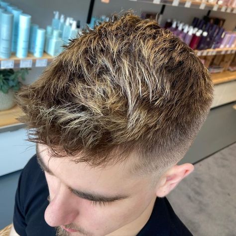 Hair Highlights For Men, Men Blonde Highlights, Masc Hairstyles, Blonde Hair Men, Highlights Men, Highlights Short Hair, Light Brown Hair Shades, Short Hair Men, Highlights For Men