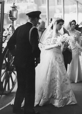 A pose which would be repeated for generations to come for Royal Brides Queen Elizabeth Wedding, Ratu Elizabeth, Elizabeth Queen, Princesa Elizabeth, Rainha Elizabeth Ii, Princess Caroline Of Monaco, Reine Elizabeth, Caroline Of Monaco, Elisabeth Ii