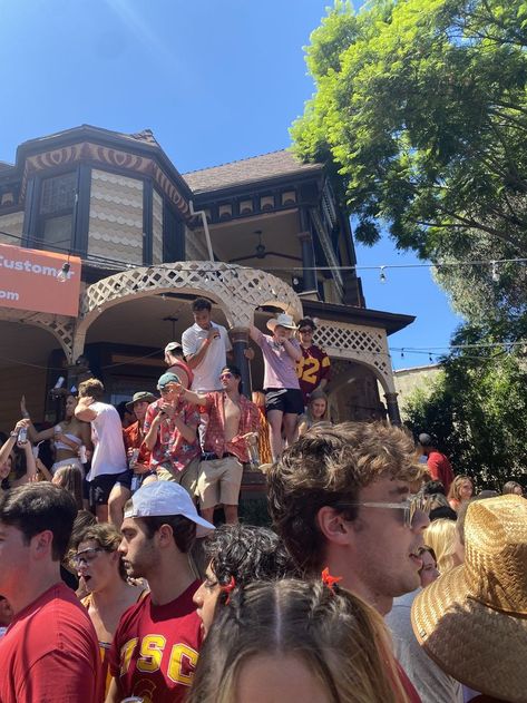 College Fraternity Aesthetic, Usc Gould Law, Usc Football Aesthetic, Usc College Aesthetic, Rutgers Aesthetic, Fraternity Aesthetic, Usc Gameday Outfit, Usc Sorority, Usc Party