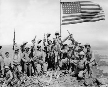 Battle Of Iwo Jima, German Soldier, Ww2 Photos, Iwo Jima, Wwii Photos, Us Soldiers, We Are The World, American Soldiers, Interesting History