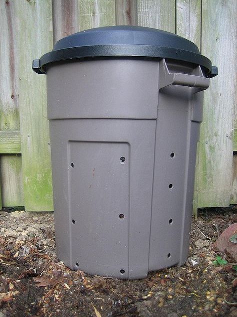 If your space is smaler and you want an easy composter, just use a trash can. Homemade Compost Bin, Diy Compost Bin, Making A Compost Bin, Compost Bin Diy, Diy Compost, Garden Compost, Ways To Recycle, Ruby Pendant, Dogs Pooping