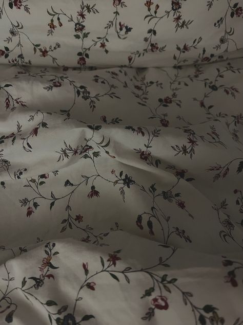 Bedsheets Aesthetic Dark, Dark Academia Bed Sheets, Dark Coquette Bedroom, Pretty Bed Sheets, Dark Academia Room Ideas, Coquette Decor, Dark Academia Room, Academia Room, Safe House