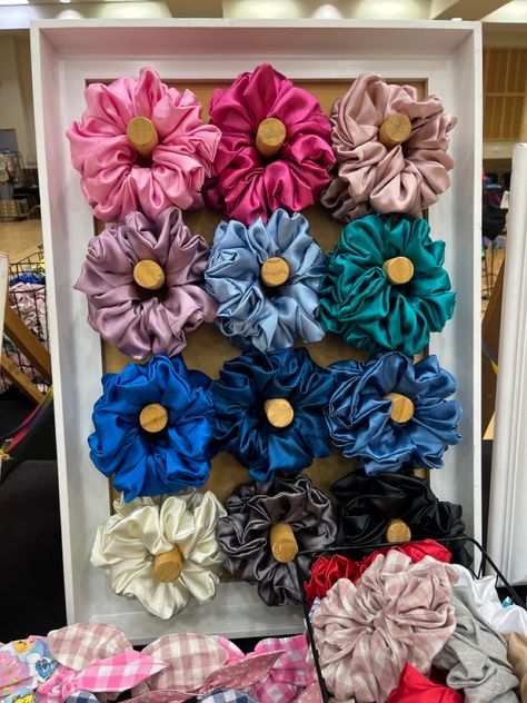 Scrunchie Craft Fair Display, Scrunchies Display Ideas, Scrunchie Display Craft Show, Porta Scrunchies, Scrunchie Stand, Xxl Scrunchies, Hair Accessories Display, Ice Cream Stick Craft, Doll Storage