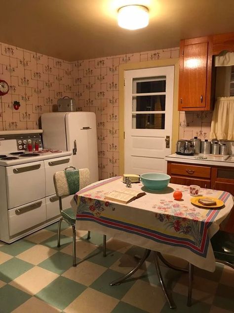 90s House, Pictures Of Things, 1960s Kitchen, Best Room, Classic Kitchen, Antique Kitchen, Mini Kitchen, Classic Kitchens, Dreamy Room