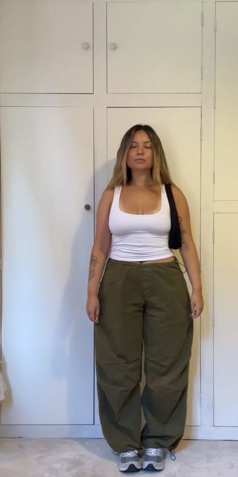 Aesthetic Fit Inspo Mid Size, Medium Size Fashion Aesthetic, Y2k For Plus Size, Middize Girl Outfits, Medium Size Body Outfit Ideas, School Outfits Medium Size, Y2k Outfit Midsize, Curvy 90s Fashion, Mid Size Summer Outfits Aesthetic