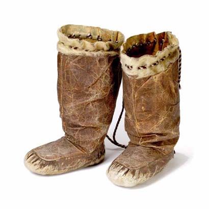 Inuit Clothing, Kamik Boots, Native American Moccasins, Inuit Art, Resources For Teachers, Virtual Museum, Leather Moccasins, Protective Clothing, Traditional Fashion