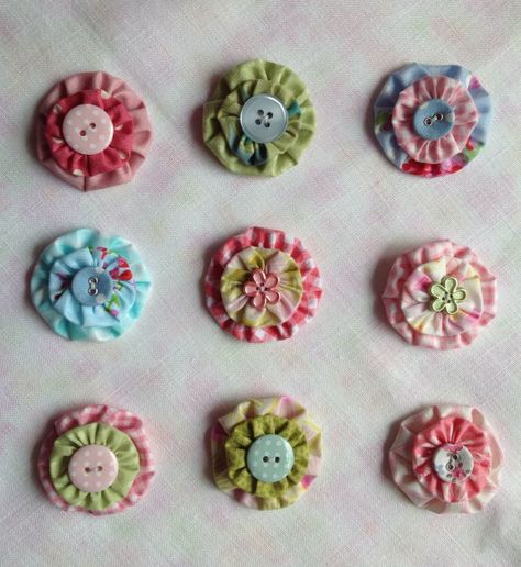 Suffolk Puffs, Yo Yo Quilt, Fabric Brooch, Yo-yos, Fabric Flowers Diy, Small Sewing Projects, Button Crafts, The Pond, Button Flowers