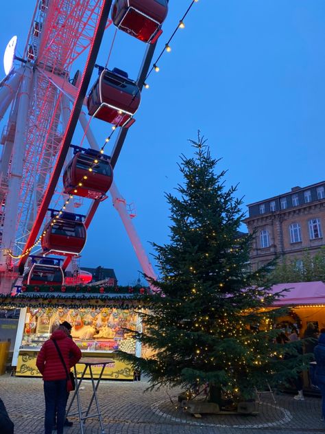 Christmas tree, christmas market, Düsseldorf, germany, kerst, faris wheel, aesthetic, cozy Faris Wheel Aesthetic, Faris Wheel, Dusseldorf Christmas Market, Wheel Aesthetic, Aesthetic Cozy, Dusseldorf, Christmas Vibes, Tree Christmas, Christmas Market