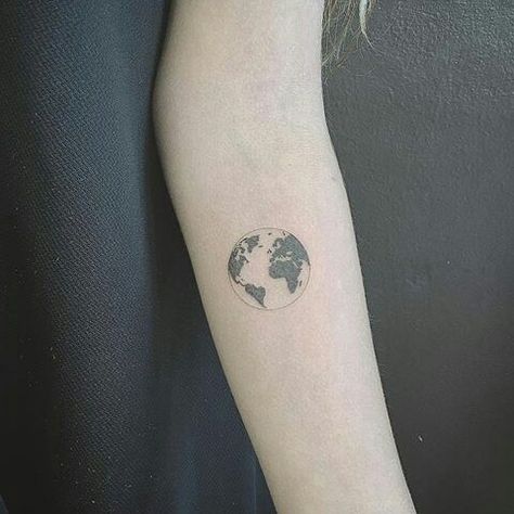 Badass Sleeve Tattoos, Globe Tattoo, Colorful Sleeve Tattoos, Tattoo Fairy, Back Tattoo Women Spine, Globe Tattoos, Wanderlust Tattoo, Earth Tattoo, Petit Tattoo