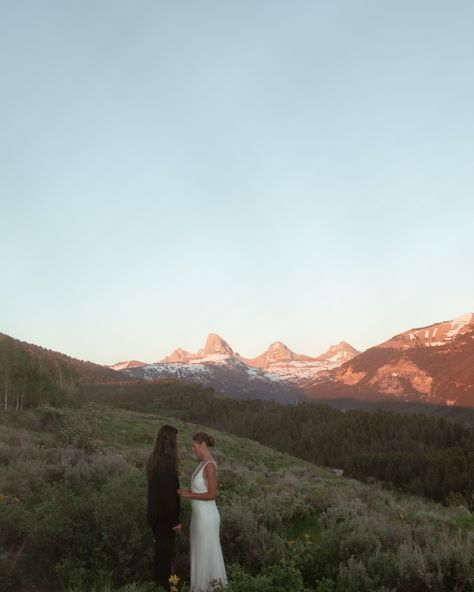 Elopement Ideas Colorado, Mt Hood Elopement, Eloping Aesthetic, Shenandoah Elopement, Simple Mountain Wedding, Flagstaff Elopement, Simple Elopement Ideas, Elopement Mountains, Pnw Roadtrip